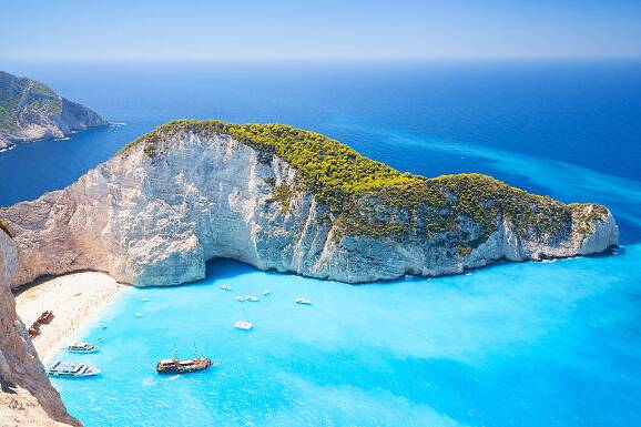 Navagio-Bucht auf Zakynthos mit weißem Strand und türkisblauem Wasser