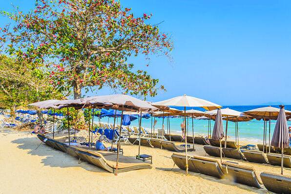 Strand von Hua Hin in Thailand als Badeaufenthalt nach einer Japan Rundreise