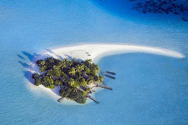 Kleine tropische Insel auf den Malediven mit weißem Sandstrand und türkisblauem Meer aus der Vogelperspektive