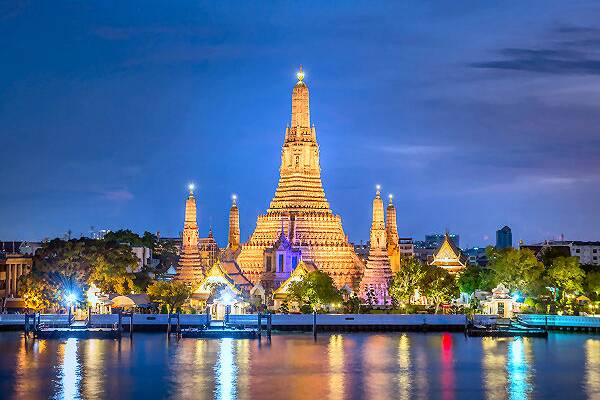 Wat Arun Tempel in Bangkok – Thailand Reisen mit AsiaGo Wat Arun Tempel in Bangkok bei Abendbeleuchtung mit Spiegelung im Fluss Chao Phraya