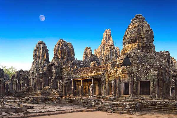 Historischer Bayon-Tempel im Angkor-Park bei Siem Reap in Kambodscha mit seinen markanten Steintürmen und kunstvoll verzierten Ruinen.