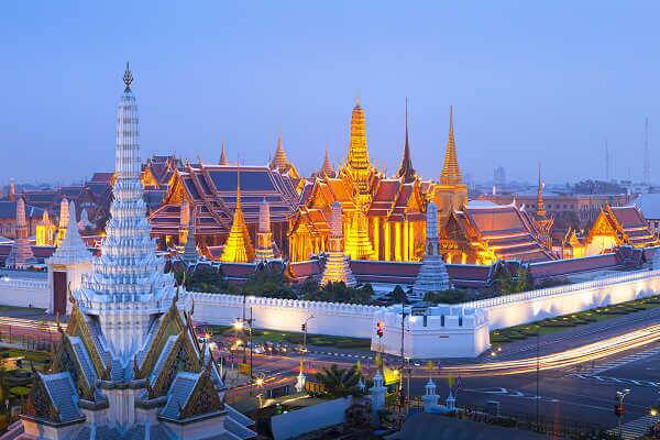 Königspalast in Bangkok mit beleuchteter Tempelanlage am Abend