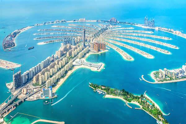 Luftaufnahme der Palm Jumeirah in Dubai mit Hotels, Hochhäusern und Küste