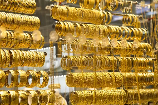 Goldene Armbänder im Gold Souk in Dubai, aufgenommen in einer traditionellen Schmuckpassage