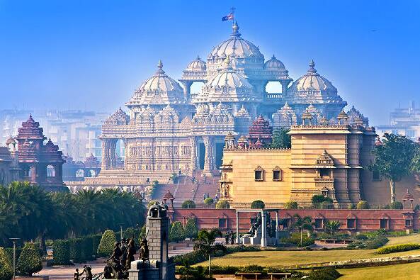 Großer Tempel in Indien mit goldenen Kuppeln und Gartenanlagen bei Tageslicht