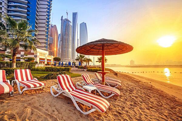 Strand mit Skyline von Abu Dhabi bei einer individuell anpassbaren Kombireise
