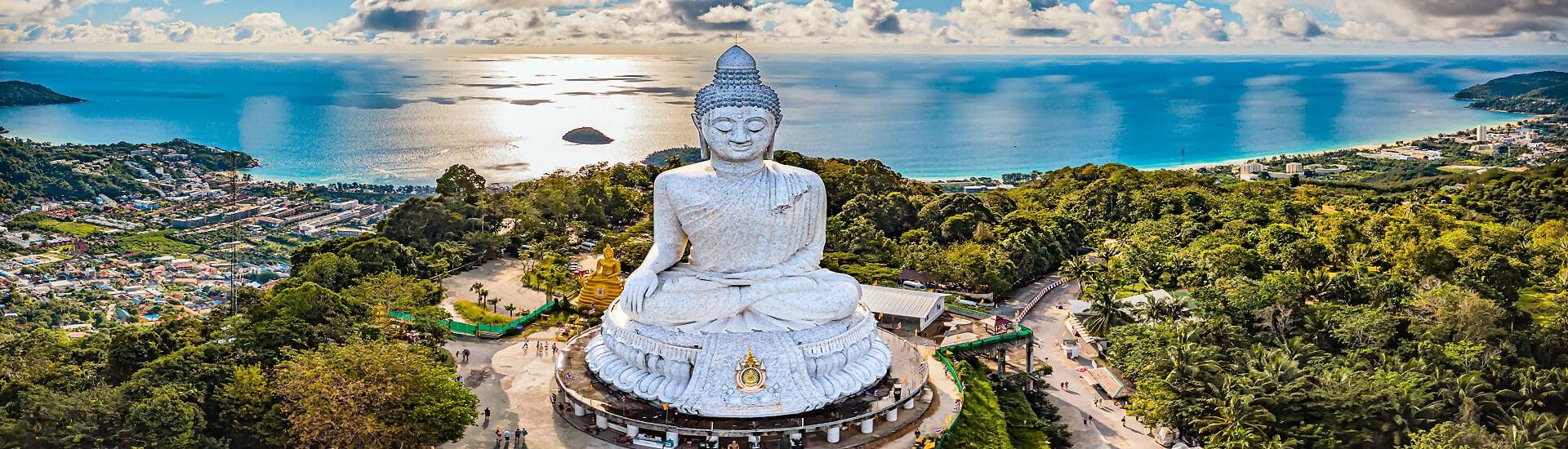 Buddha-Statue mit Blick auf Küste, Meer und Landschaft in Thailand