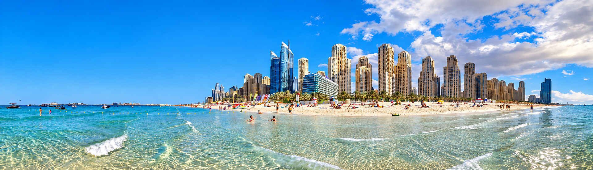 Dubai Marina Skyline mit Strand und türkisblauem Meer