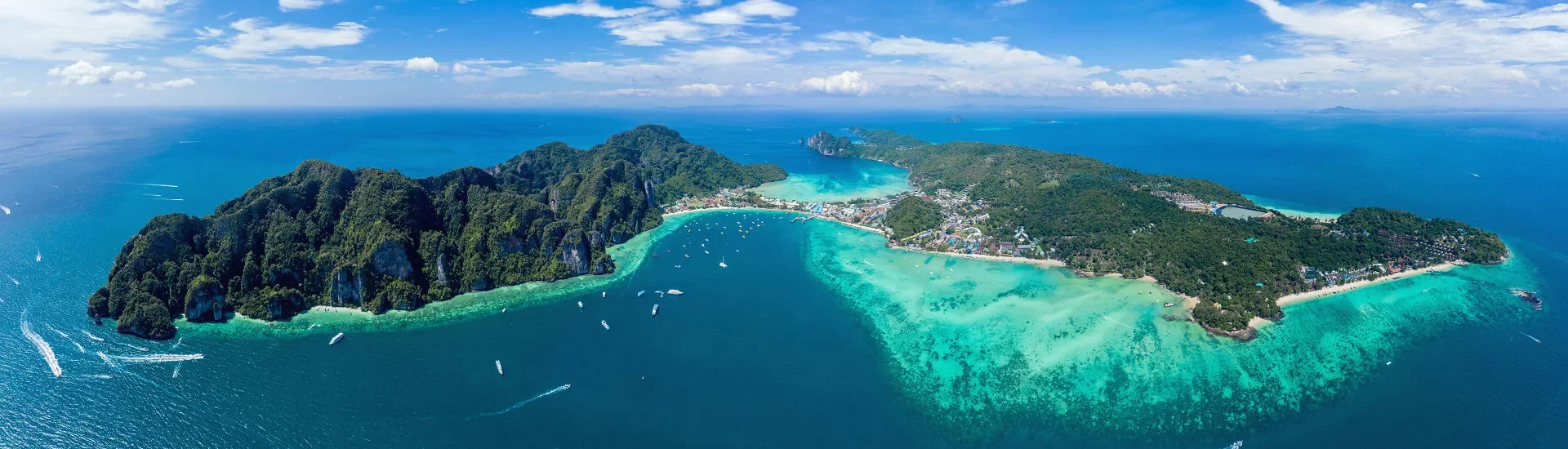 Phi Phi Don mit den zwei geschwungenen Buchten im türkisfarbenen Meer