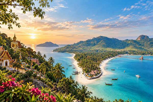 Tropische Küstenlandschaft mit Strand, Inseln und Tempel in Thailand