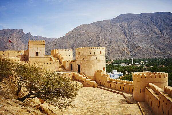 Historische Festung im Oman vor Bergkulisse als Bestandteil eines Reisepakets