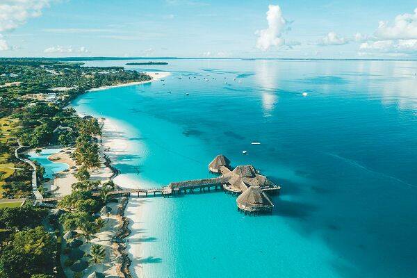 Türkisfarbene Lagune und Strand auf Sansibar im Indischen Ozean