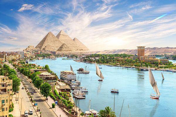 Ägypten Reise – Nil mit Feluken und Pyramiden von Gizeh