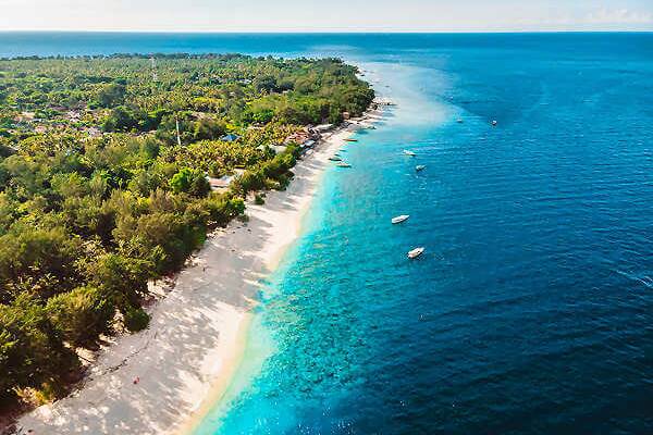 Tropische Küste in Indonesien mit weißem Sandstrand und türkisfarbenem Meer – Badeaufenthalt nach einer Rundreise