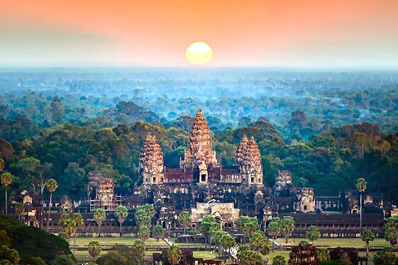 Tempelanlage Angkor Wat in Kambodscha im Sonnenaufgang mit tropischem Wald im Hintergrund
