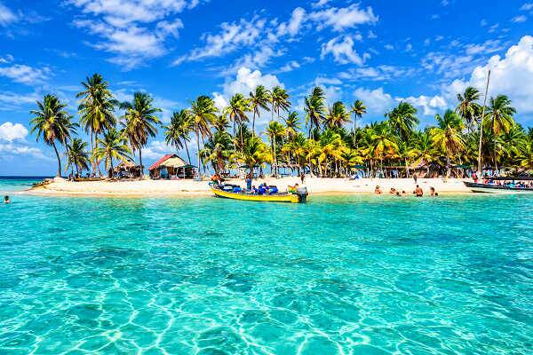 Tropische Insel in Panama mit Palmen, weißem Sandstrand und türkisblauem Meer