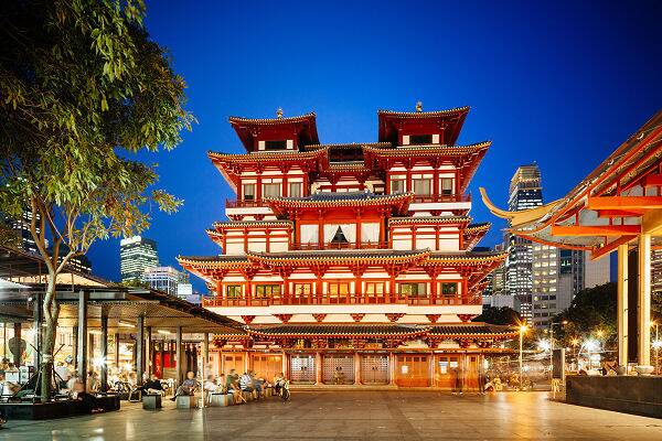 Buddha Tooth Relic Temple in Chinatown, Singapur bei Nacht