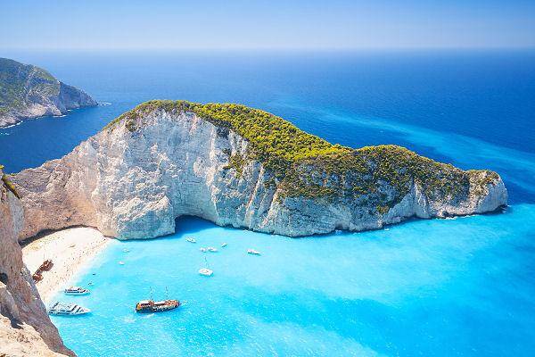 Steilküste und türkisfarbenes Meer auf einer griechischen Insel
