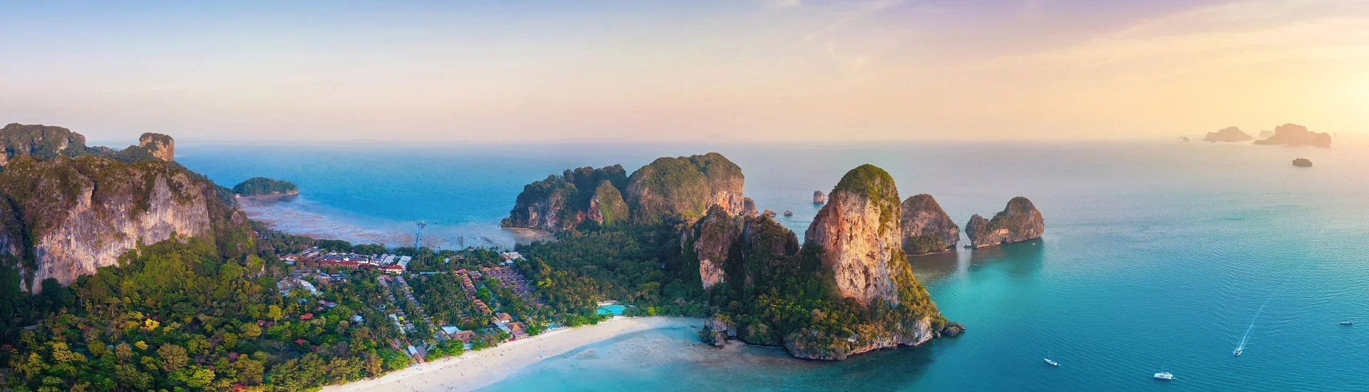 Panoramablick auf eine Bucht in Thailand an der Andamanensee mit Strand, Kalksteinfelsen und türkisfarbenem Meer