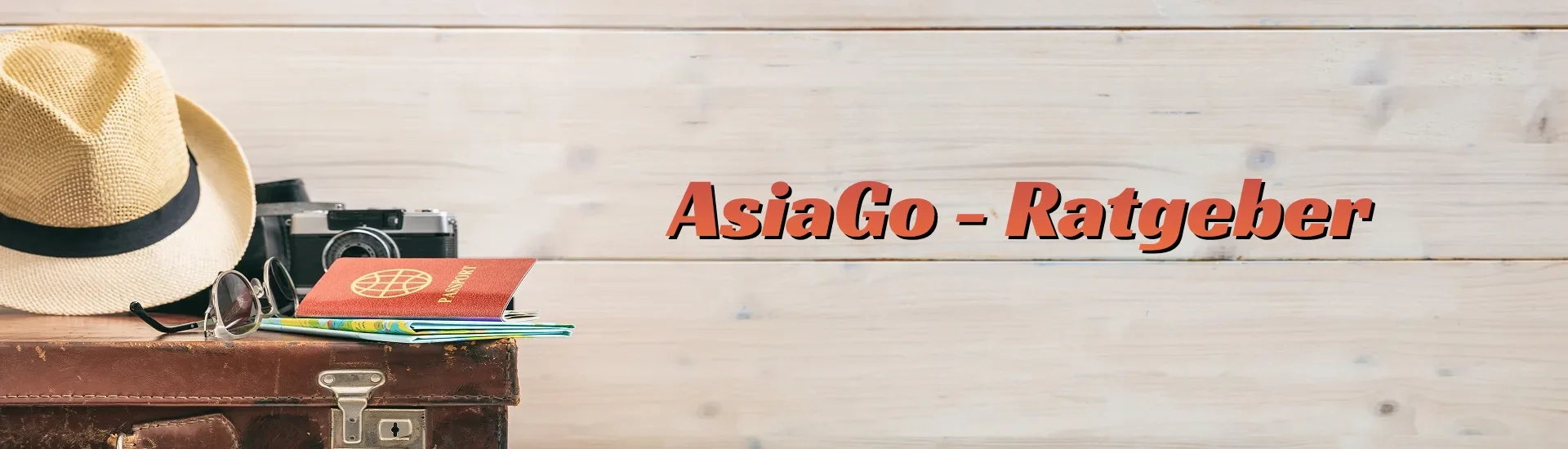 Reiseutensilien mit Hut, Sonnenbrille und Reisepass auf Koffer – Symbolbild für den AsiaGo Reiseratgeber