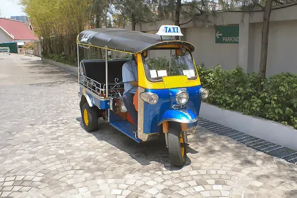 Tuk-Tuk als typisches Verkehrsmittel für Transfers und Mobilität in Asien