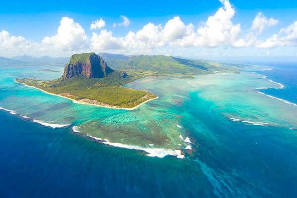 Luftaufnahme der Insel Mauritius mit Lagune, Korallenriff und Vulkanberg