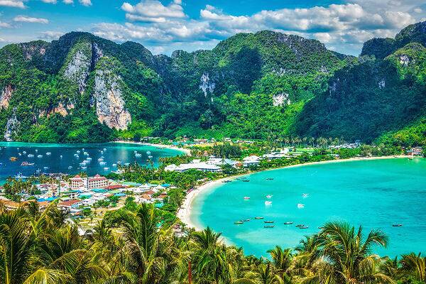 Bucht der Phi Phi Inseln mit türkisfarbenem Wasser, Strand und bewaldeten Kalksteinfelsen