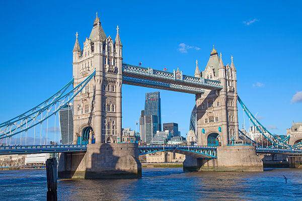 Tower Bridge in London mit Themse und Skyline