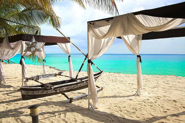 Die Insel Sansibar ist ein beliebtes Urlaubsziel für ihre atemberaubenden Strände und die entspannte atmosphere
