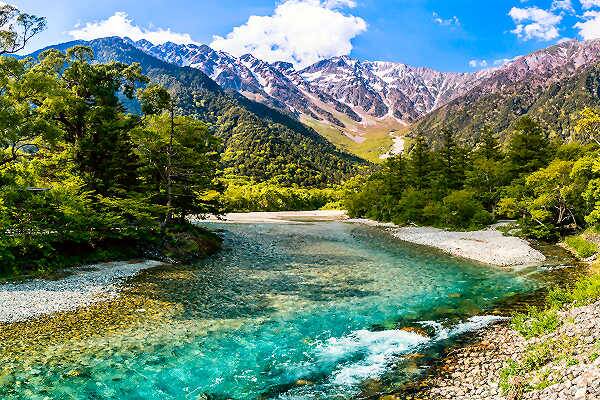 Azusa-Fluss in Kamikochi vor den Bergen der Japanischen Alpen