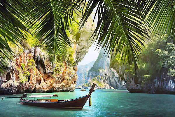 Longtailboot vor Kalksteinfelsen in Krabi Thailand