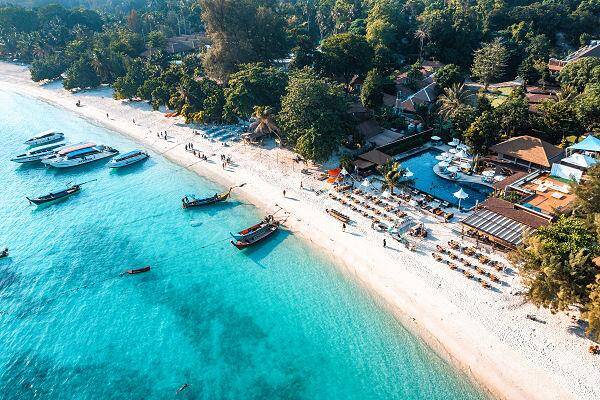 Pattaya Beach auf Koh Lipe mit Longtail-Booten, hellem Sandstrand und Strandresorts
