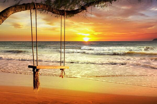 Blick auf paradiesische Inseln während eines Seychellen-Inselhoppings mit türkisfarbenem Wasser und weißen Sandstränden