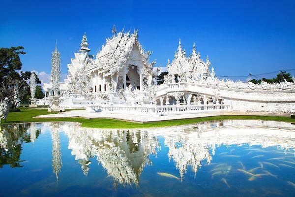 Wat Rong Khun, der Weiße Tempel in Chiang Rai mit Spiegelung im Wasserbecken
