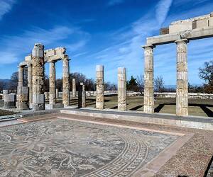 Antiker Palast von Aigai in Vergina, Griechenland bei strahlendem Sonnenschein