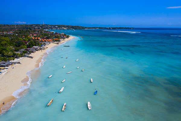 Strand auf Nusa Lembongan südöstlich von Bali