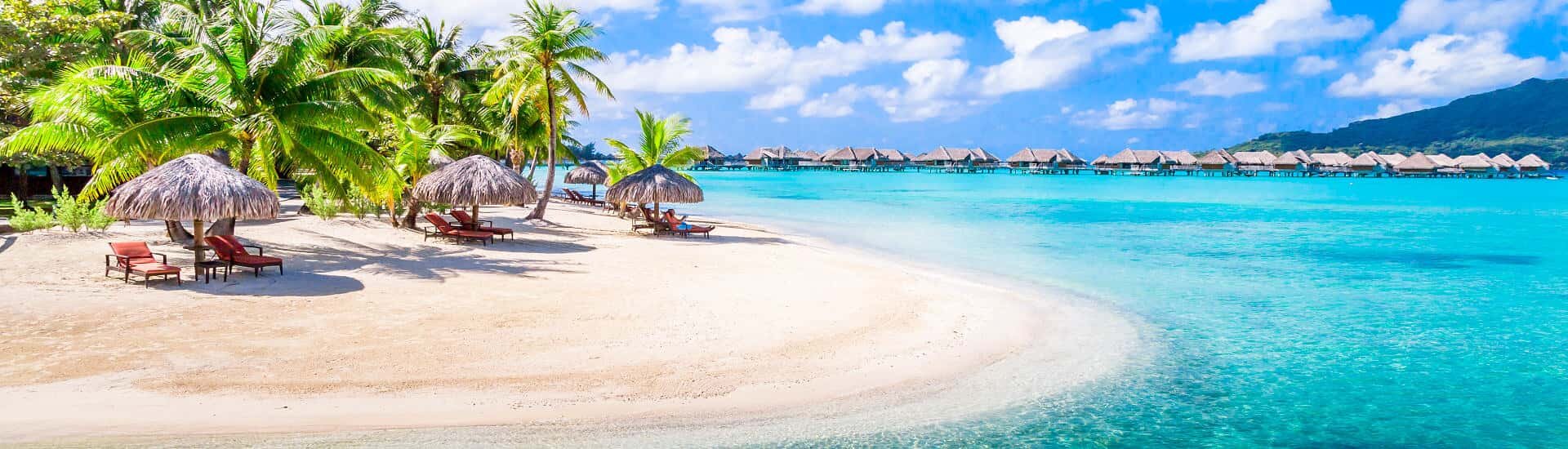 Strand mit Palmen und Wasserbungalows – Inspiration für exklusive Reisearten bei AsiaGo