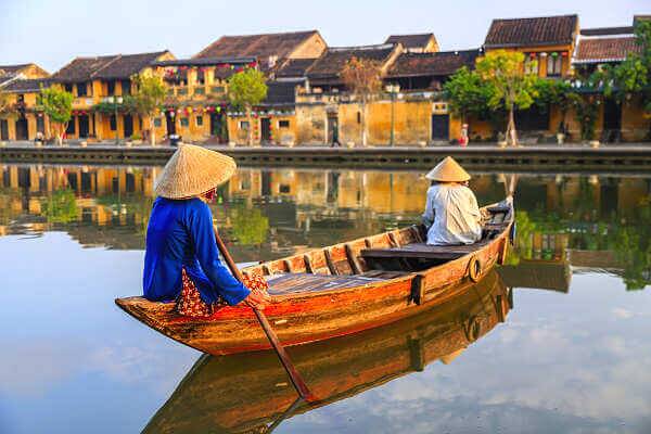 Historische Gebäude am Wasser in Hoi An an der Zentralküste Vietnams