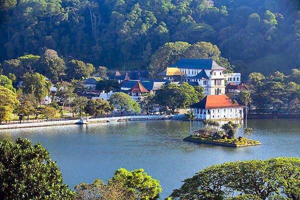 Kandy im Hochland von Sri Lanka mit umliegenden Bergen