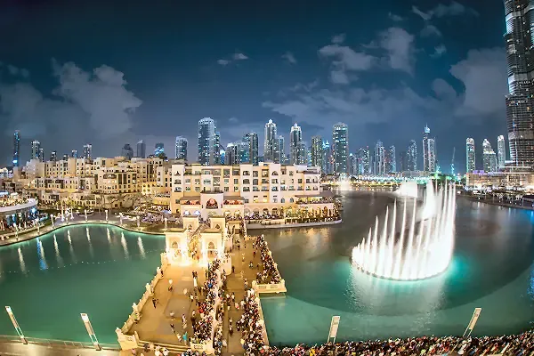Abendaufnahme der Dubai Mall mit der Dubai Fountain und Skyline im Hintergrund