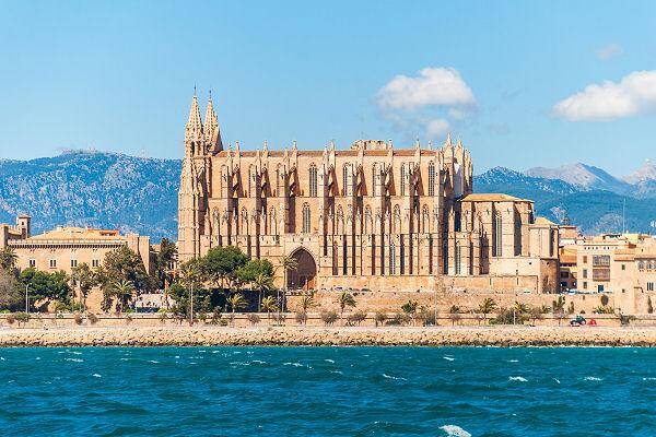 Historische Kathedrale von Palma de Mallorca am Meer