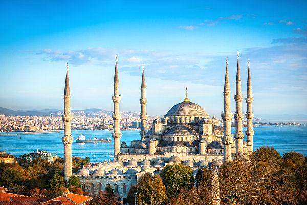 Blaue Moschee in Istanbul mit Minaretten und Blick auf das Meer
