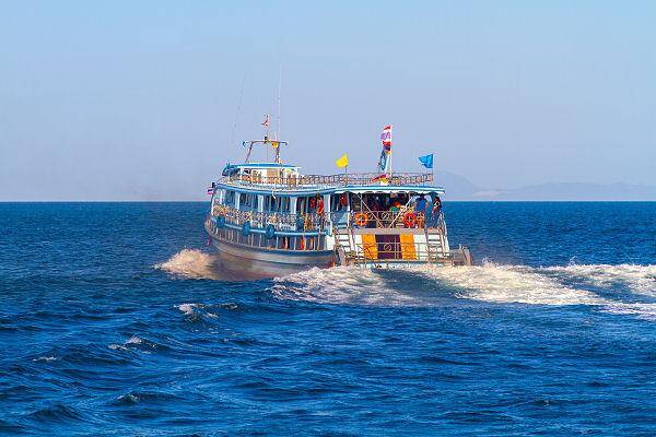Fähre auf dem Meer als typisches Transportmittel für Transfers zwischen thailändischen Inseln beim Inselhopping