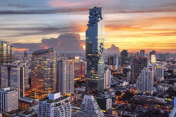 Skyline von Bangkok bei Sonnenuntergang mit dem King Power Mahanakhon Hotel im markanten Mahanakhon Tower