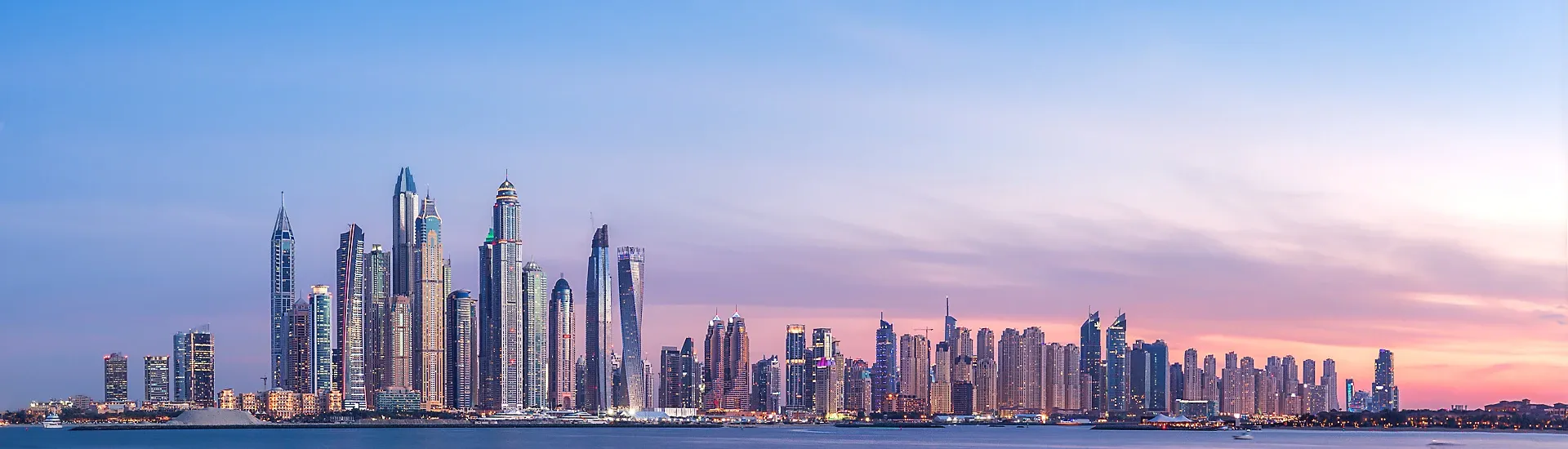 Panorama der modernen Skyline von Dubai mit Blick auf den Burj Khalifa und den Persischen Golf – AsiaGo