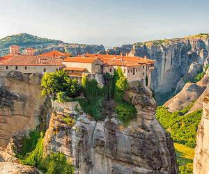 Atemberaubende Aussicht auf die Meteora-Klöster in Griechenland, die auf hohen Felsformationen thronen.