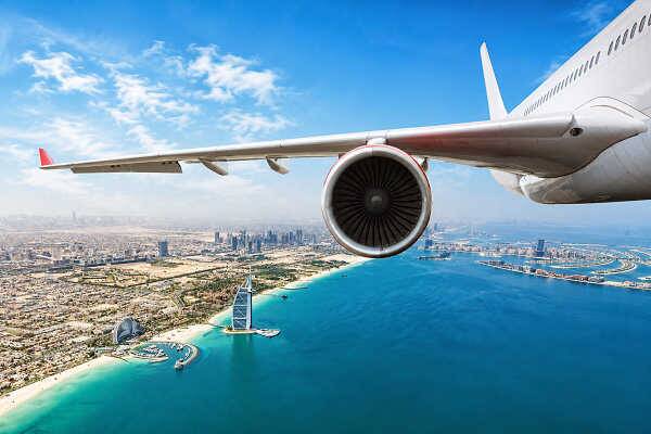 Flugzeug über Dubai