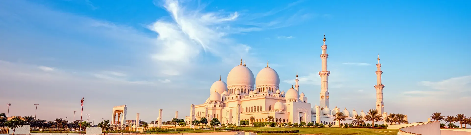 Abu Dhabi mit Blick auf die weiße Sheikh Zayed Moschee