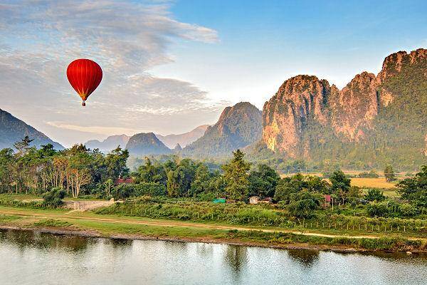 Laos Rundreise mit Heißluftballon über Flusslandschaft und Karstbergen – Naturerlebnis und Badeurlaub kombiniert