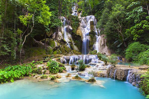 Tropischer Wasserfall in Laos mit türkisfarbenen Naturpools im Dschungel – Naturerlebnis im Reisepaket